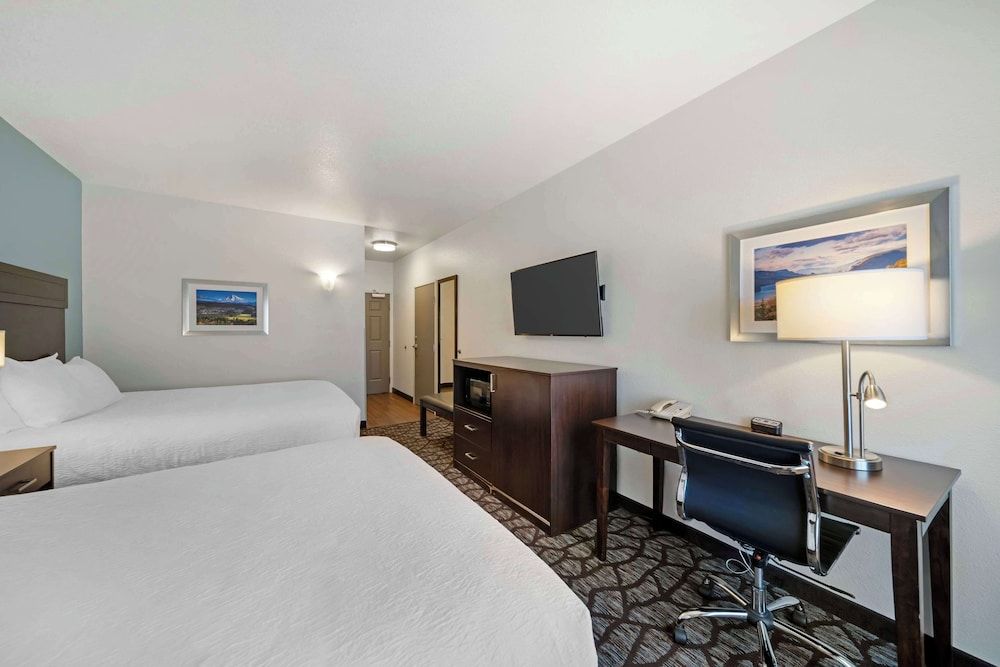 Best Western Crater Lake Highway White City/Medford Standard Room, 2 Queen Beds, Non Smoking, Refrigerator & Microwave 2