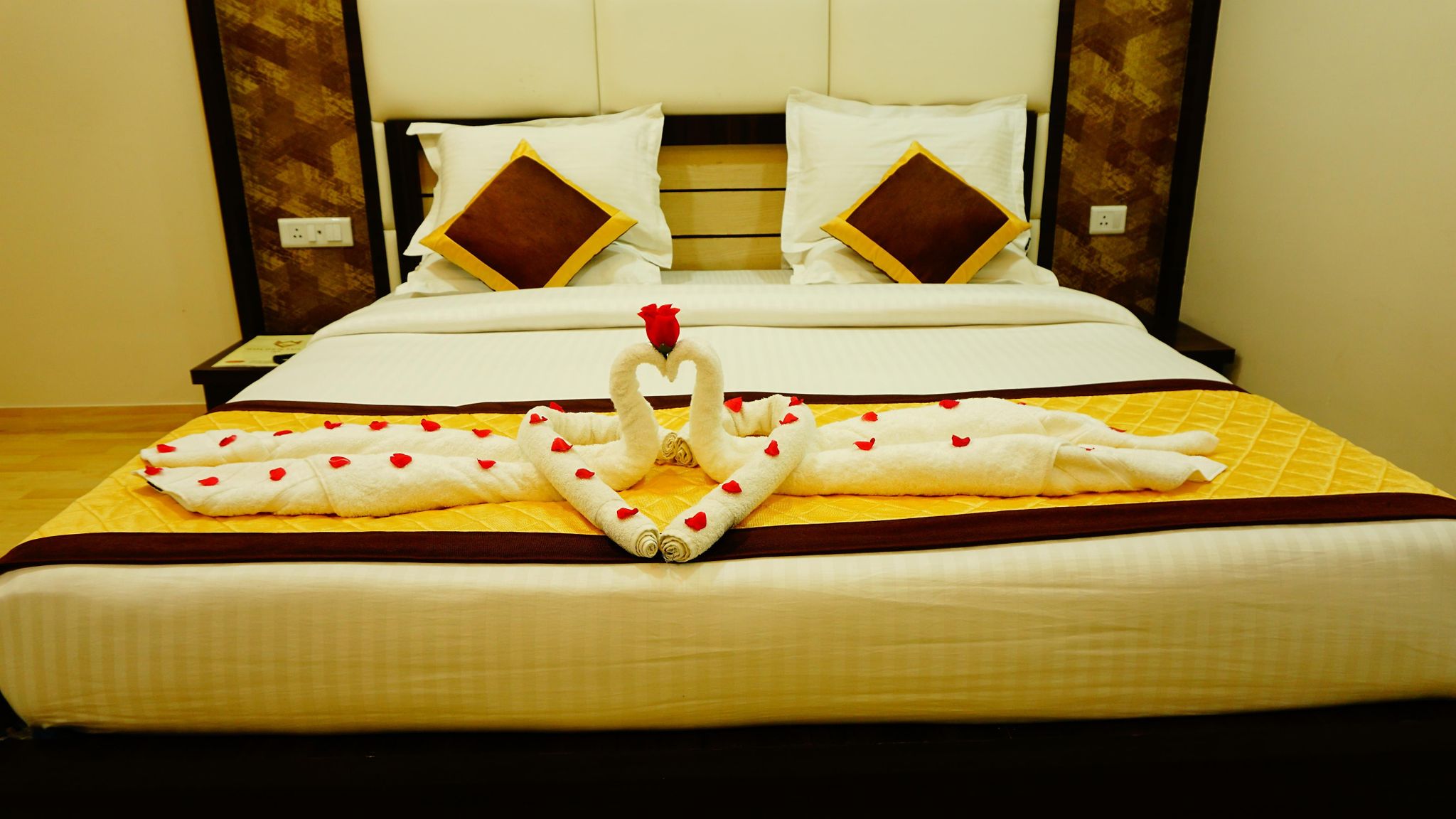 Golden Laurel Inn Deluxe Room 4