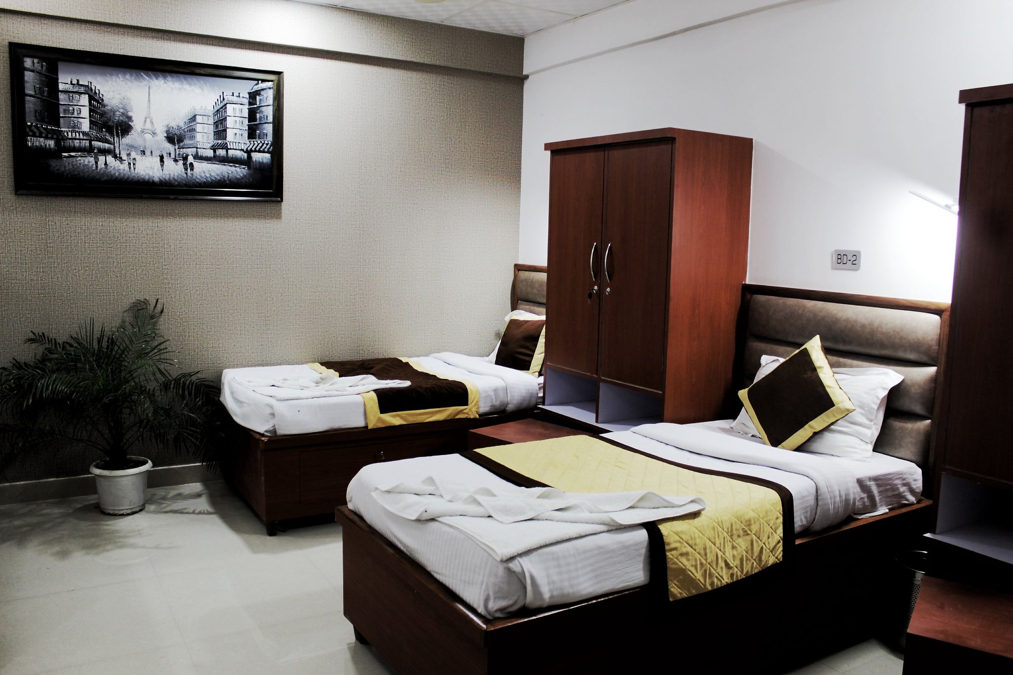 Golden Laurel Inn Deluxe Room 2