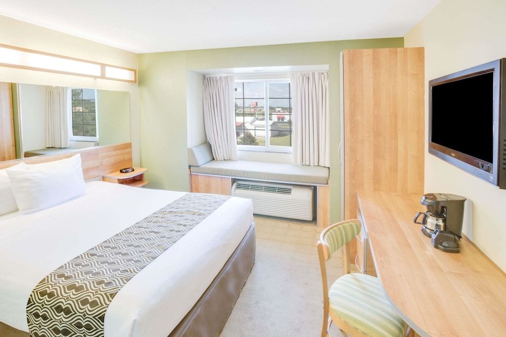 Suite, Accessible (Non-Smoking)