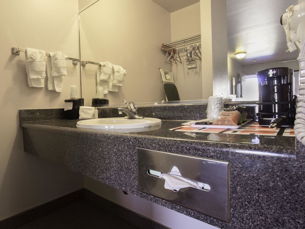 The Noor Hotel Deluxe Room, 2 Queen Beds, Refrigerator & Microwave, Mountain View 9