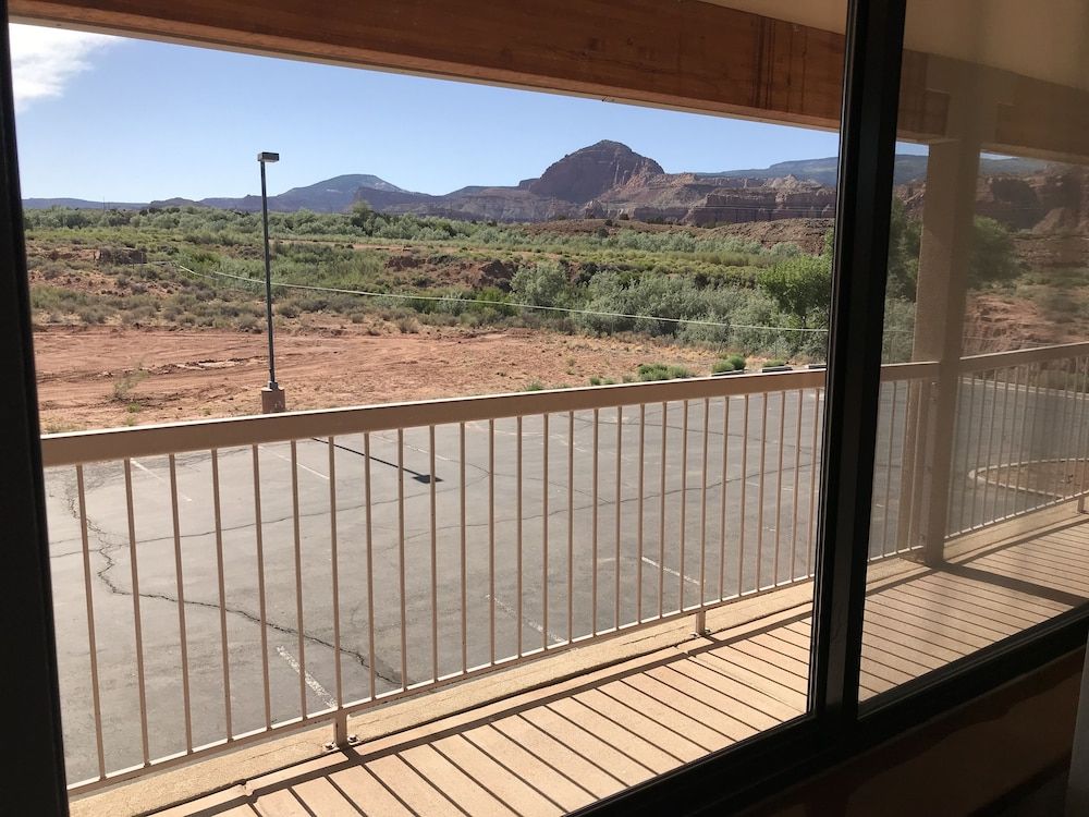 The Noor Hotel Deluxe Room, 2 Queen Beds, Refrigerator & Microwave, Mountain View 6