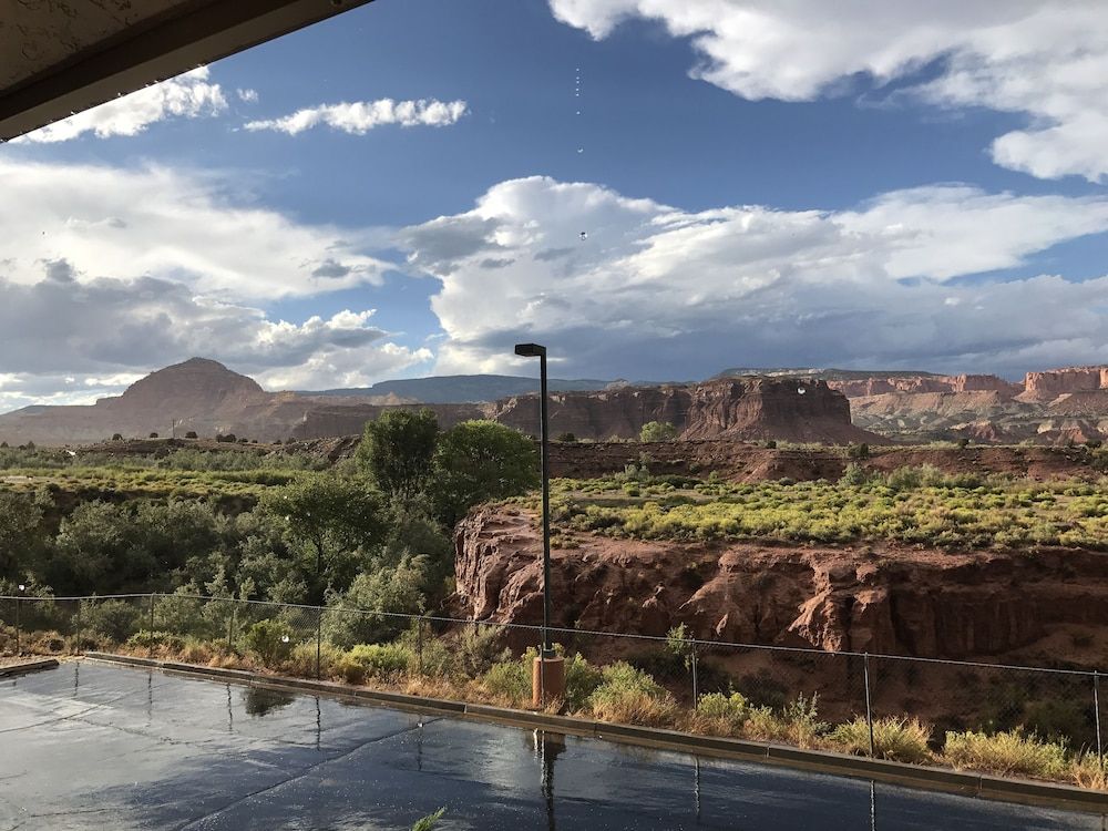 The Noor Hotel Deluxe Room, 2 Queen Beds, Refrigerator & Microwave, Mountain View 8