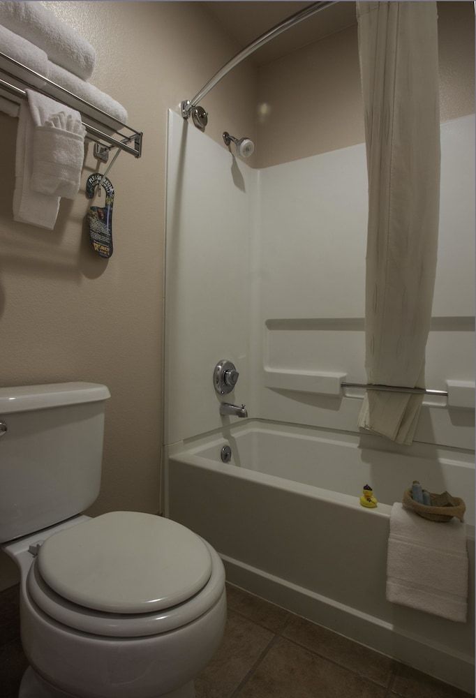 The Noor Hotel Standard Room, 2 Queen Beds 4