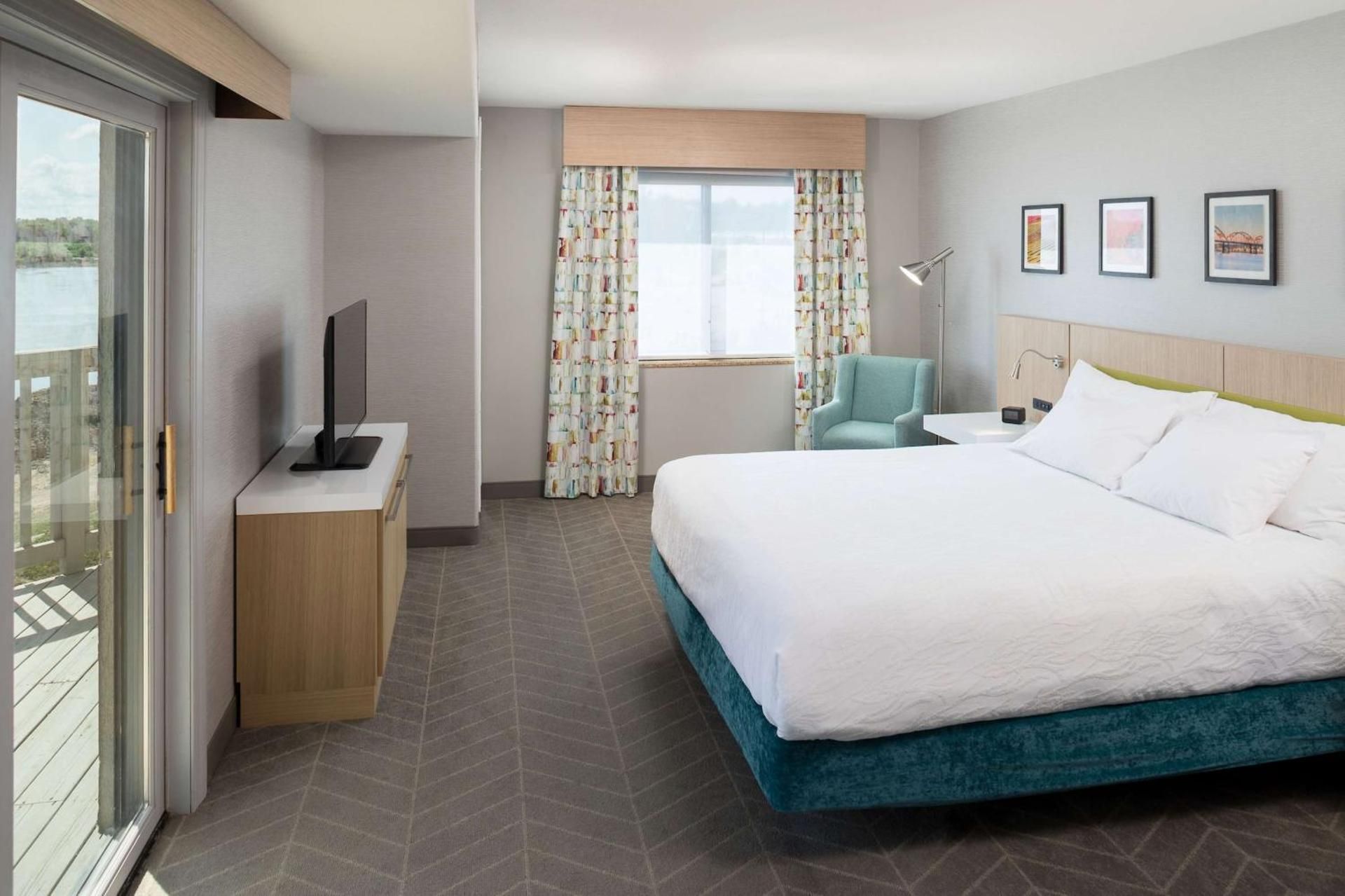 1 king 2 bedroom suite with river view