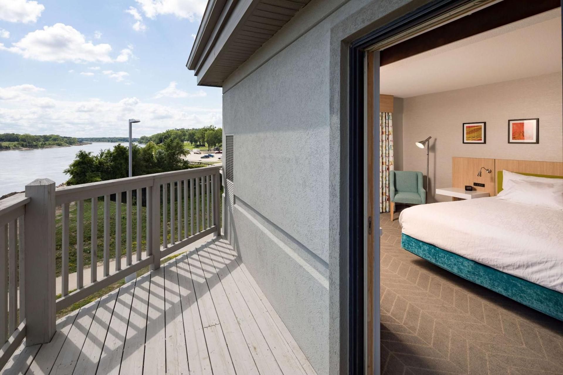 1 king 2 bedroom suite with river view