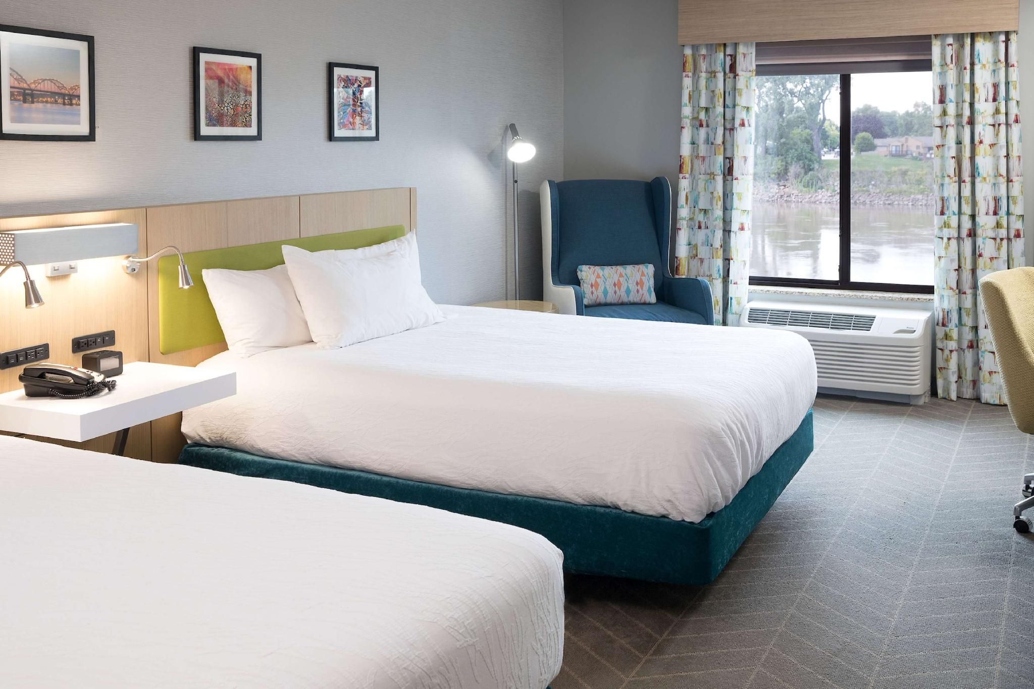 2 Queen Beds with River View
