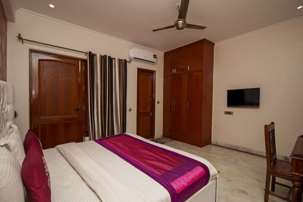 OYO 8430 Absin Hospitality Double or Twin Room 2