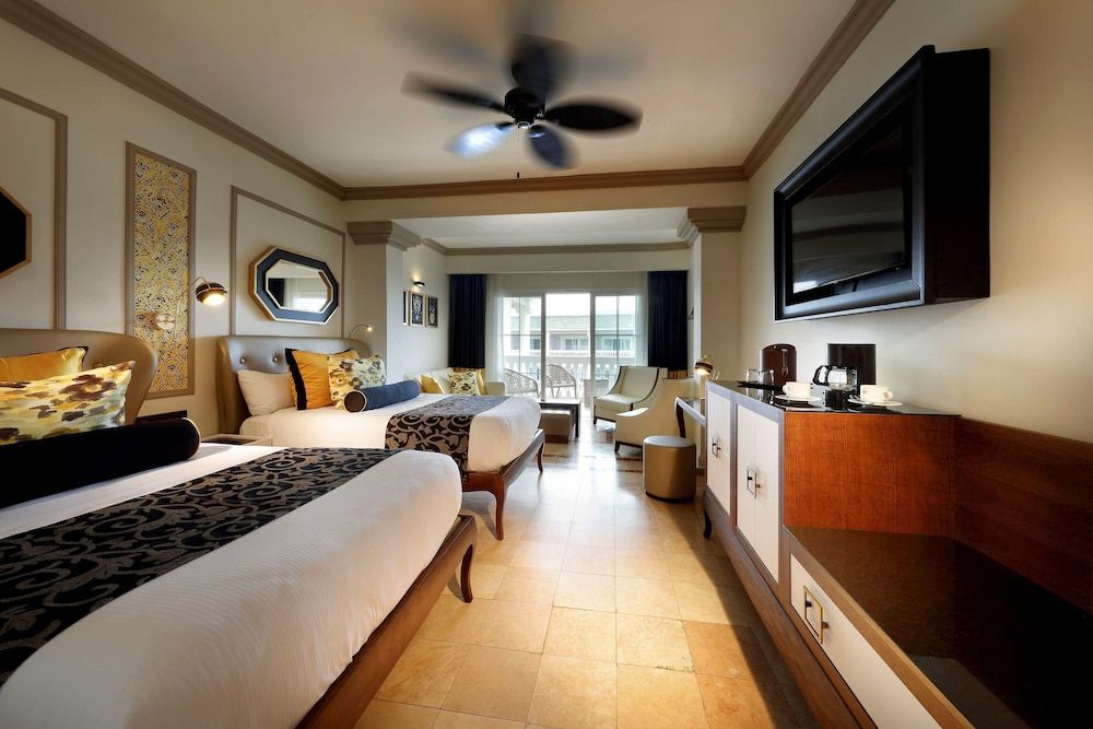 Grand Palladium Lady Hamilton Resort & Spa All Inclusive Junior Suite, Beachside