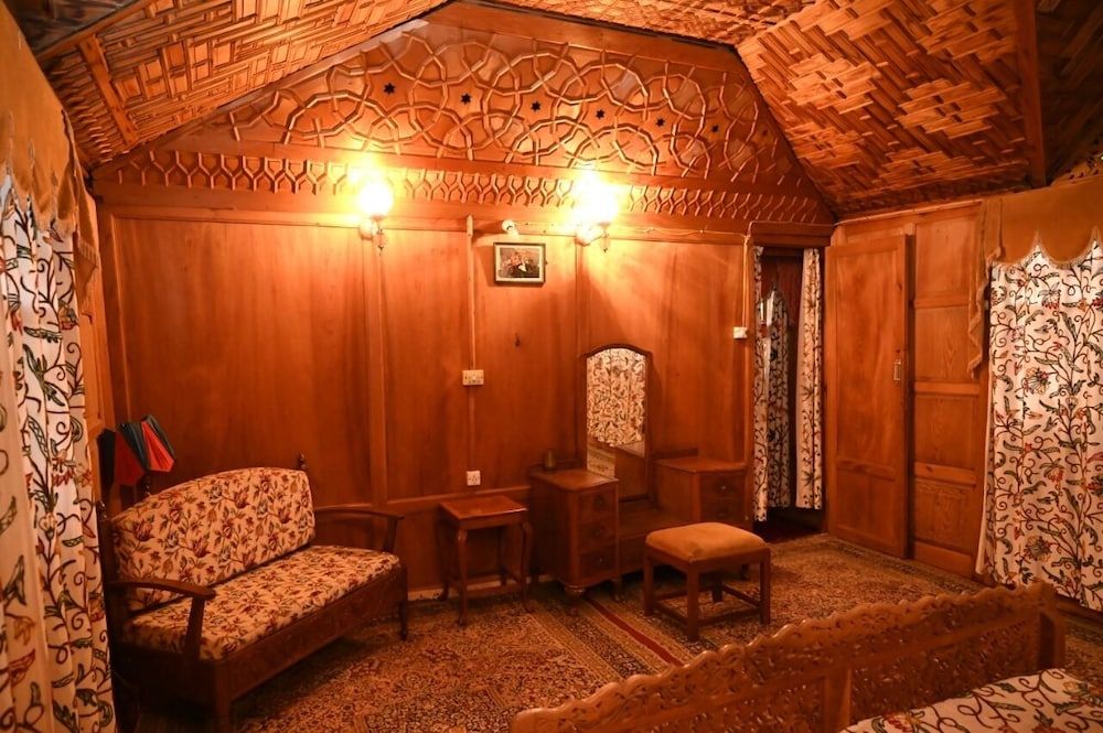 Kings Houseboats Deluxe Double Room, Lake View 16