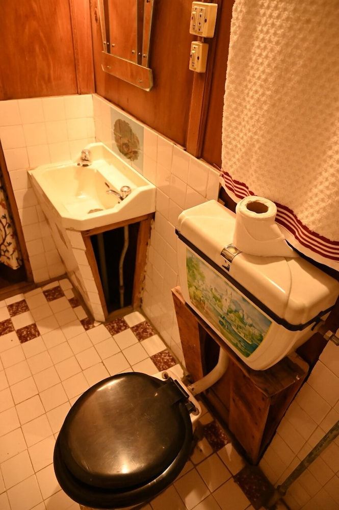 Kings Houseboats Deluxe Double Room, Lake View 14