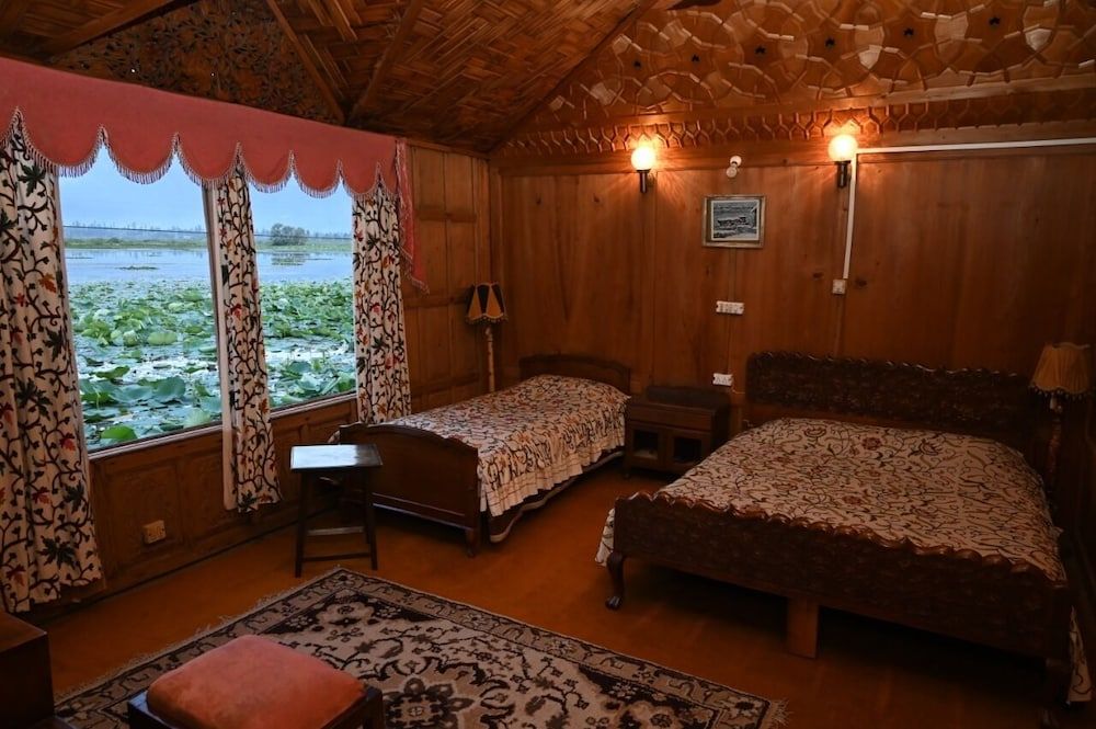 Kings Houseboats Deluxe Double Room, Lake View 6