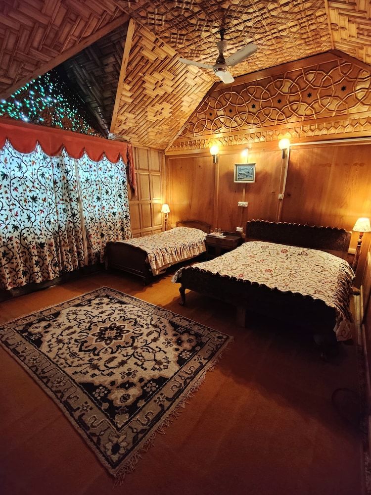 Kings Houseboats Deluxe Double Room, Lake View 7