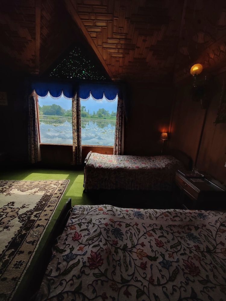 Kings Houseboats Deluxe Double Room, Lake View 8