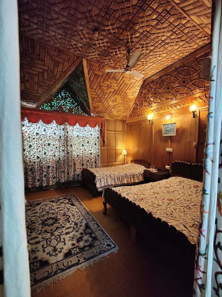 Kings Houseboats Deluxe Double Room, Lake View 5