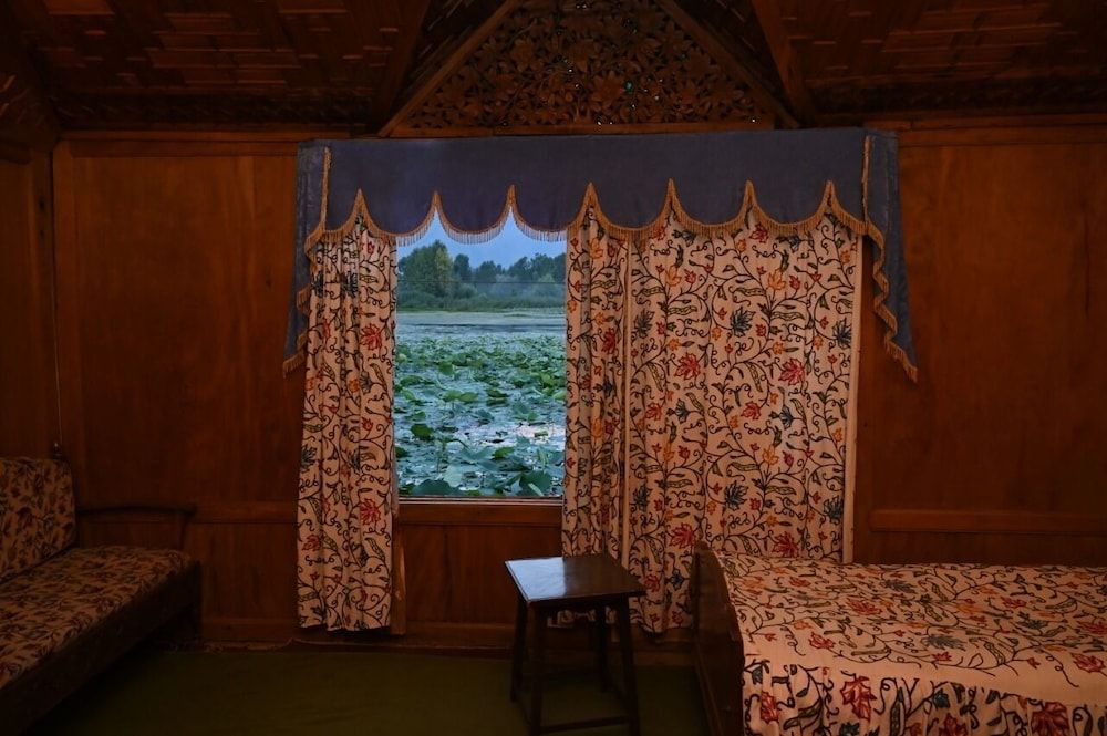 Kings Houseboats Deluxe Double Room, Lake View 17