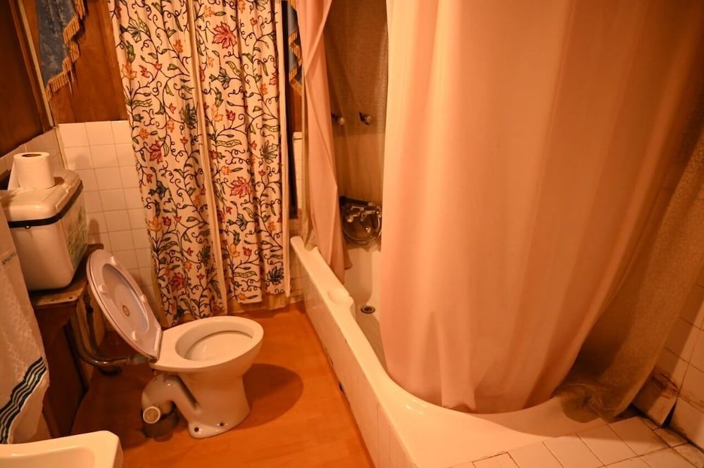 Kings Houseboats Deluxe Double Room, Lake View 12