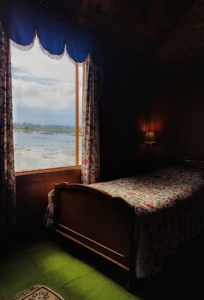 Kings Houseboats Deluxe Double Room, Lake View 9