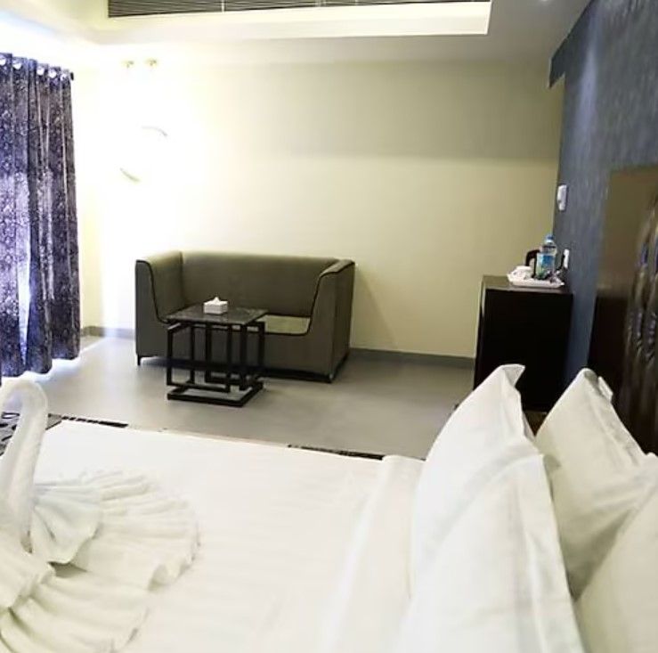 Hotel Piyush Inn Suite Room