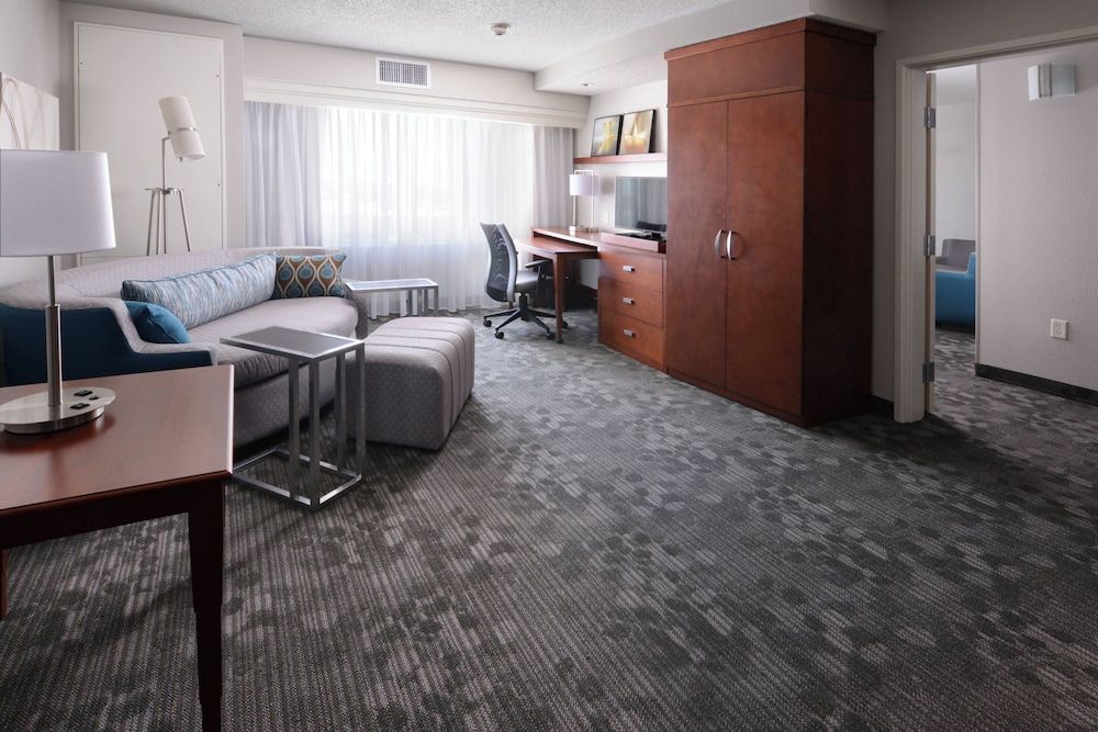 Suite, 1 Bedroom (Mobility/Hearing Accessible, Tub)