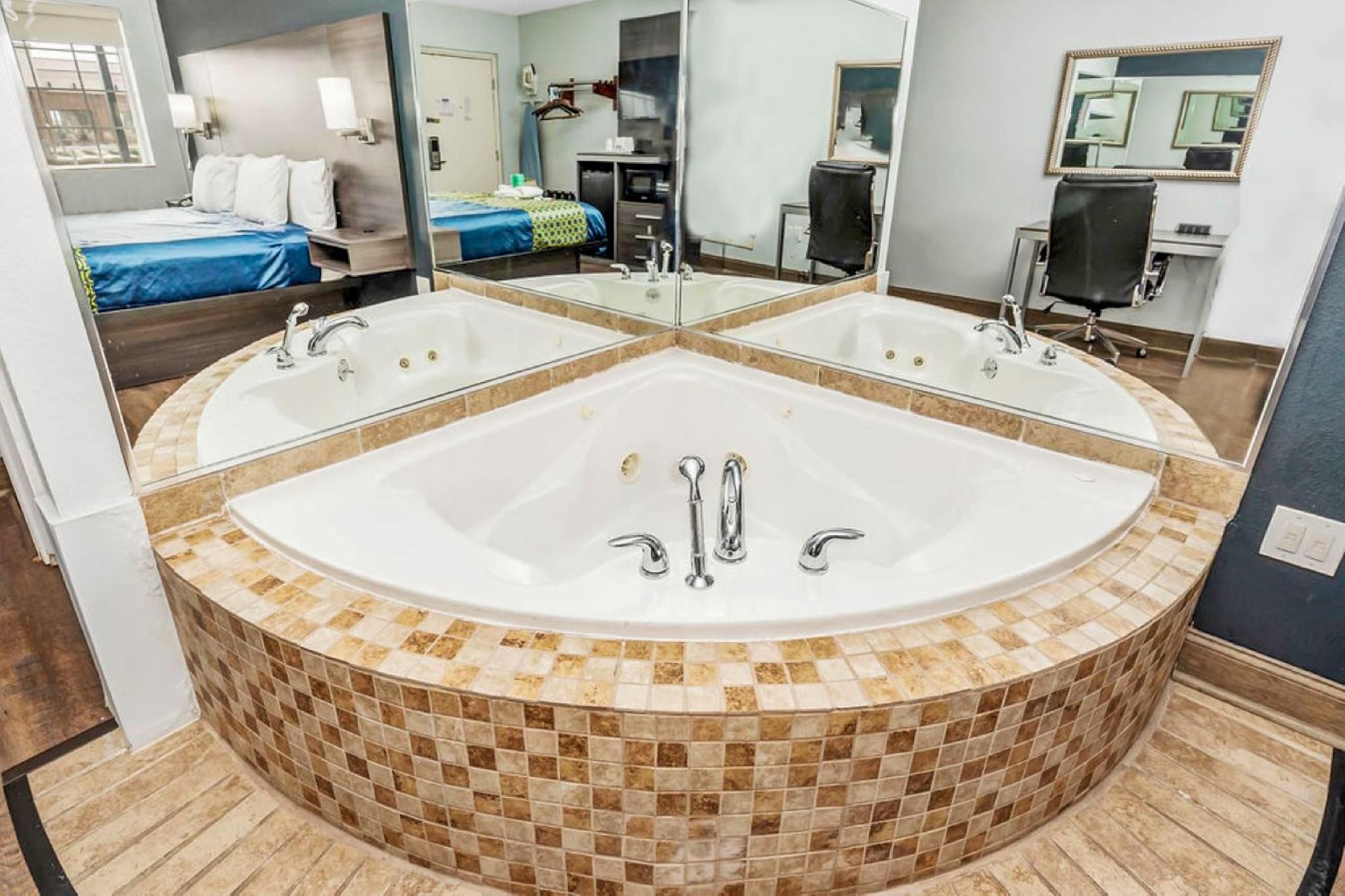 1 Suite Queen Bed Non-Smoking Jacuzzi Tub
