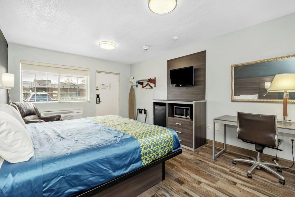 Room, 1 King Bed, Accessible Bathtub
