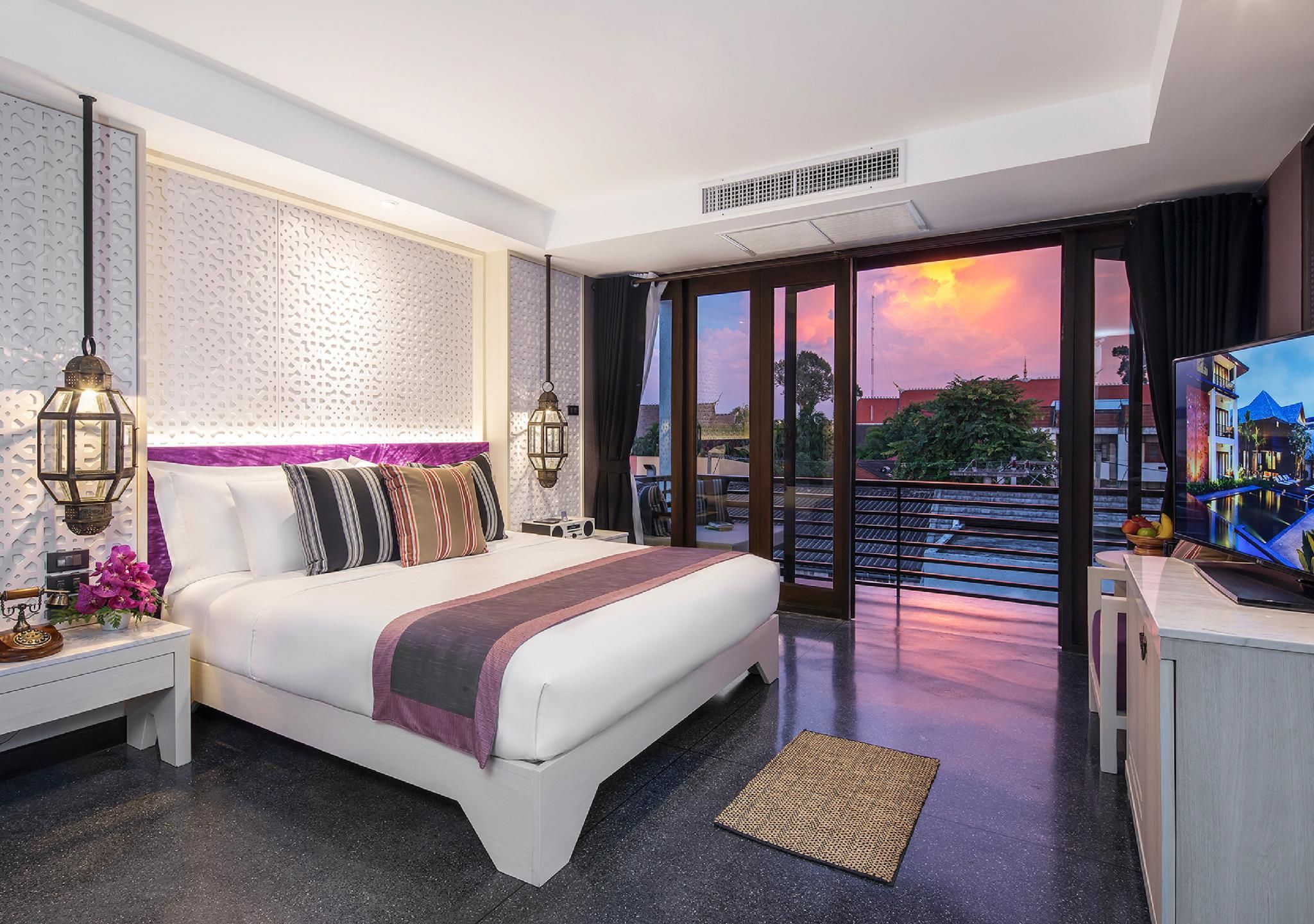 Deluxe Room with Bathtub