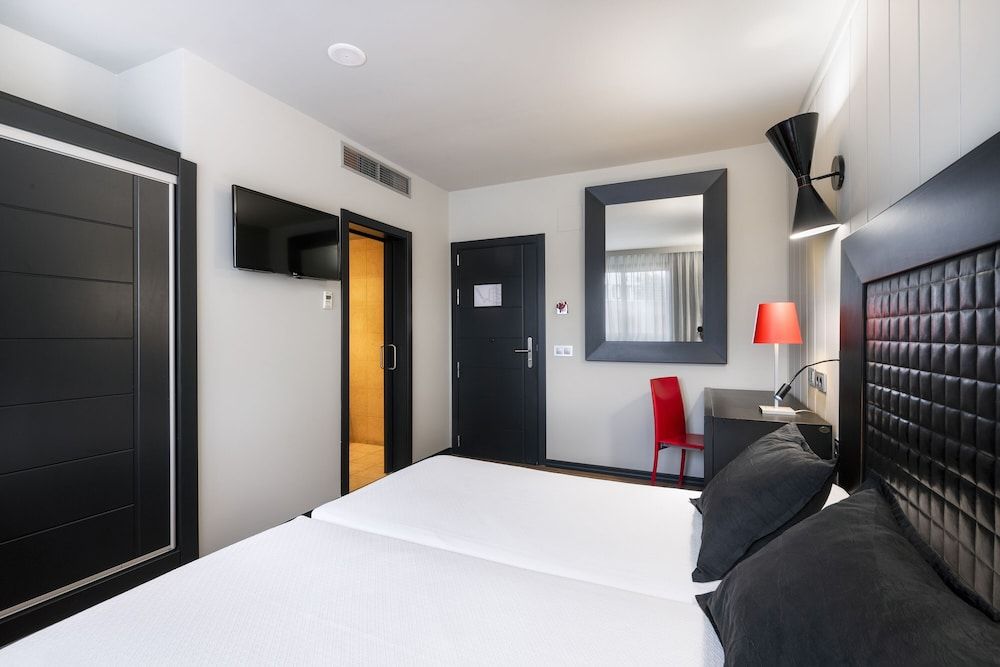 Salles Hotel Aeroport de Girona Double room single use with Spa access 5