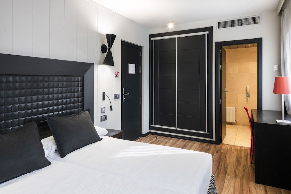 Salles Hotel Aeroport de Girona Double room single use with Spa access 6