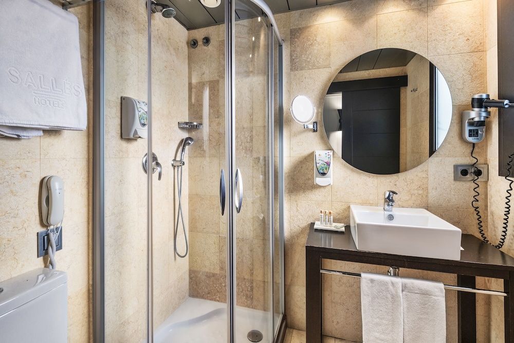 Salles Hotel Aeroport de Girona Double room single use with Spa access 9