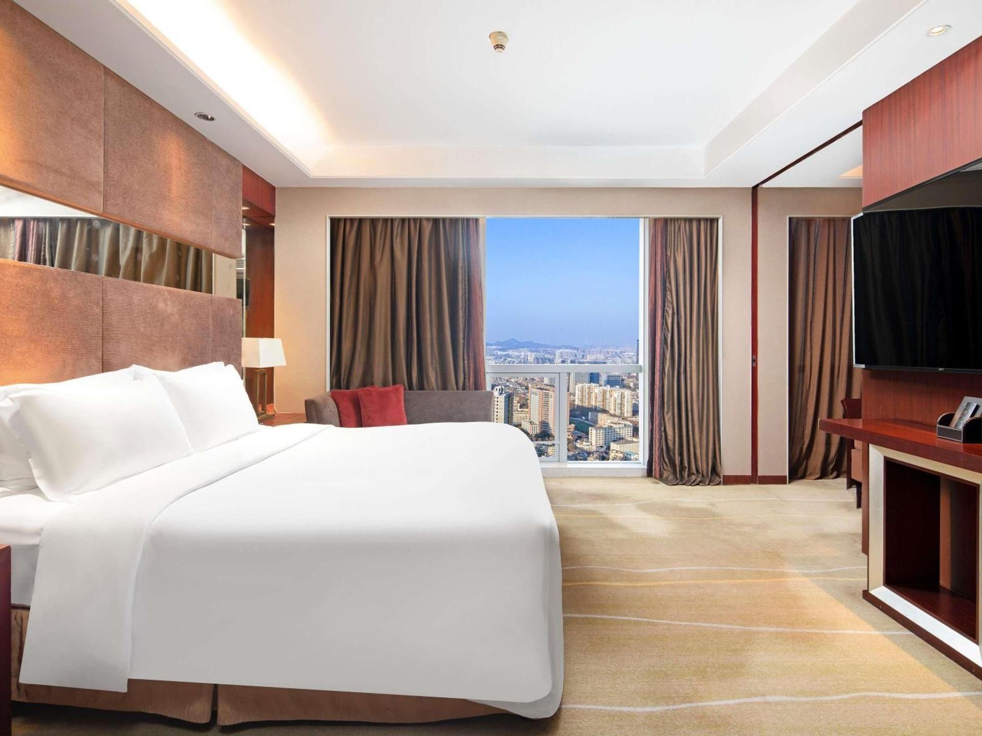 Suite Club Sofitel, 1 Queen Size Bed, City Views