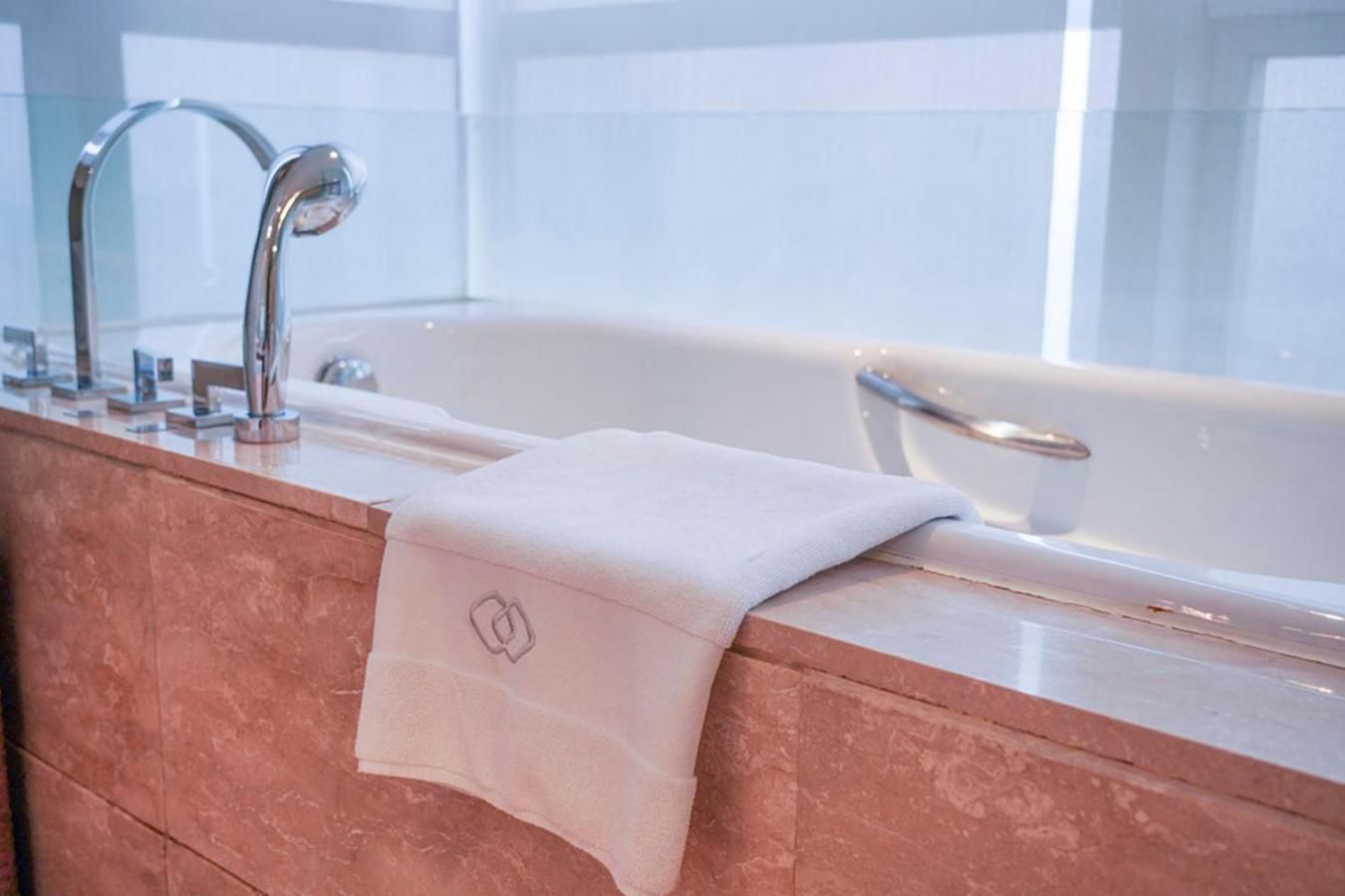Governor Suite with One King Bed and City View - Club Millésime