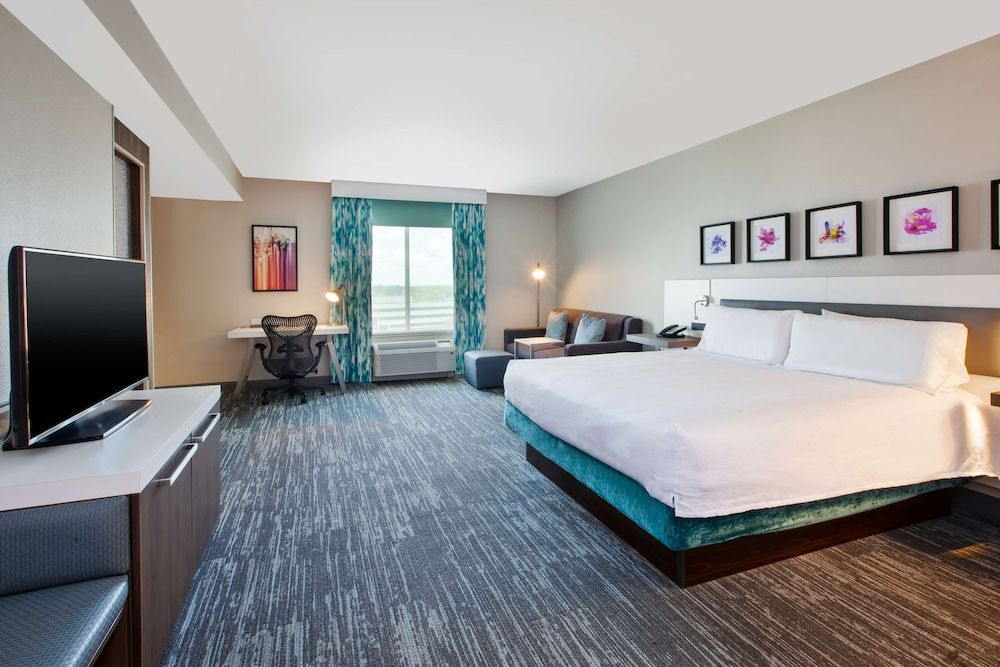 1 King Bed with Soaking Tub