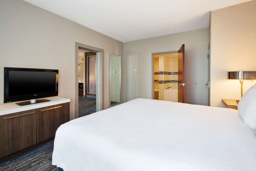 Suite, 1 King Bed, Accessible (Mobility & Hearing - 3x3 Shower)