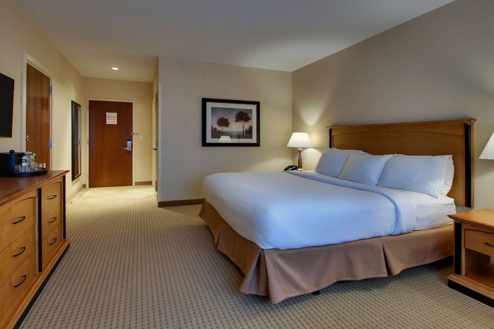 Hollywood Casino Bangor Deluxe Room, 1 King Bed, Non Smoking, City View 2