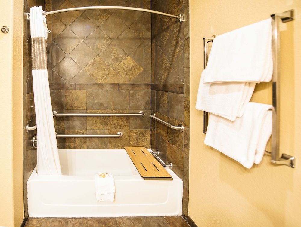 Executive Suite, 1 King Bed, Accessible, Non Smoking (Lake View, Patio, Tub with Grab Bars)