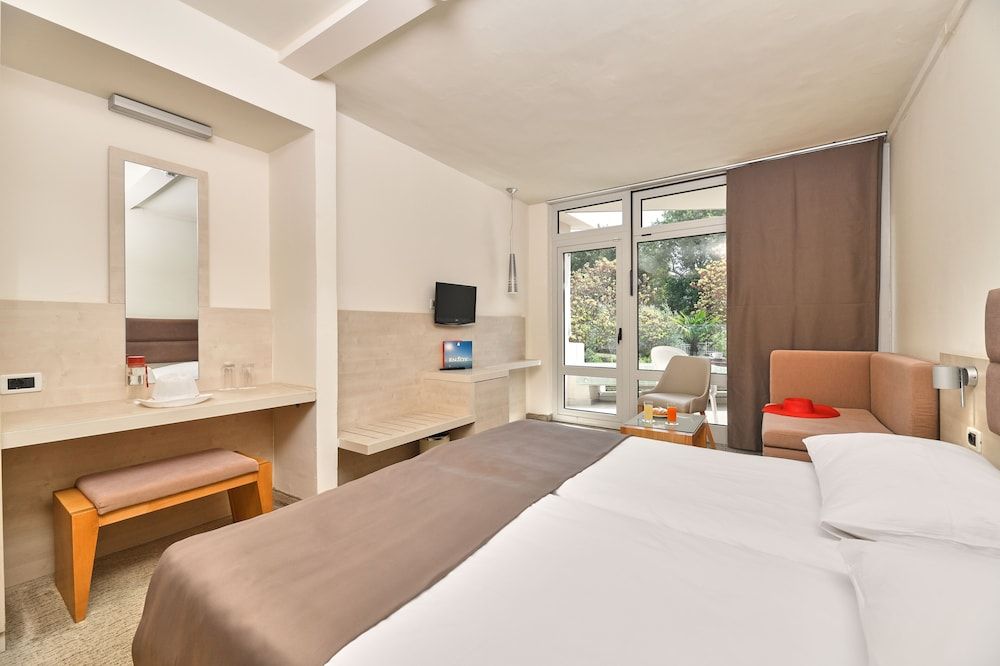 Classic Room with Balcony (extra bed)