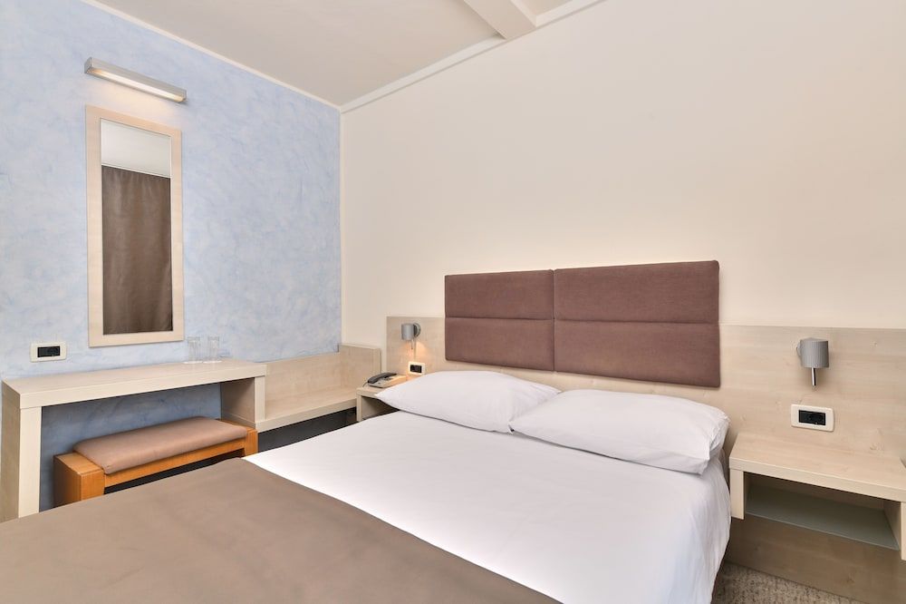 Classic Single Room, Balcony, Park View