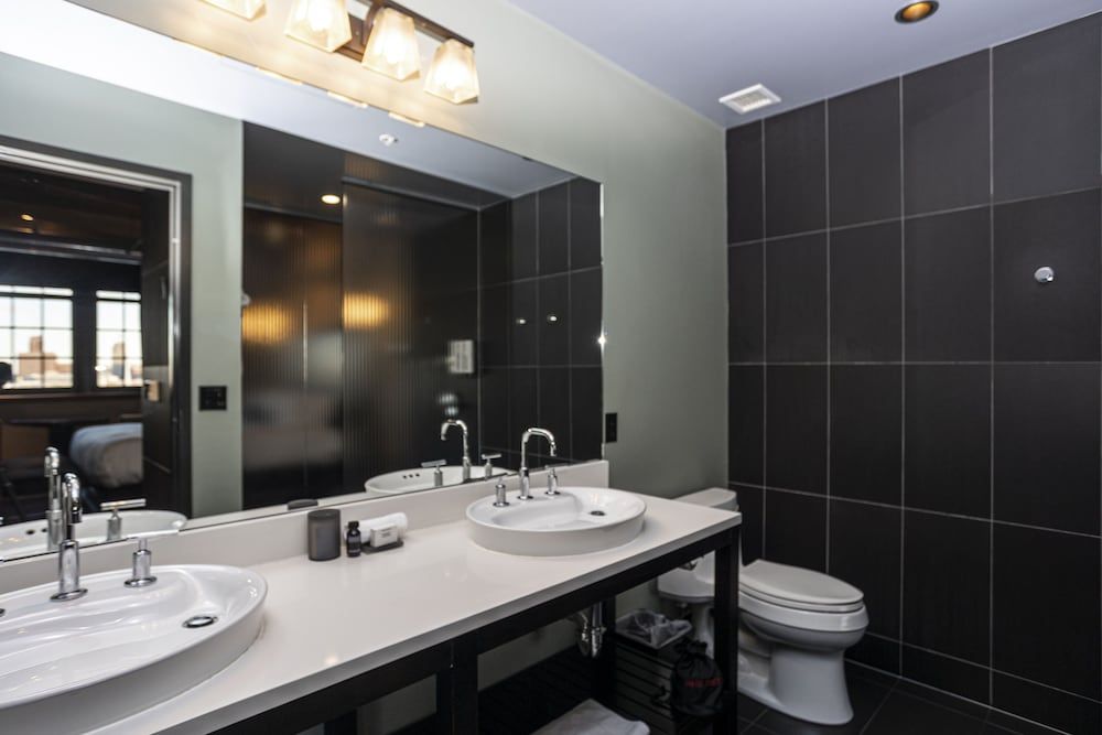 The Iron Horse Hotel Deluxe Room, 2 Queen Beds 5