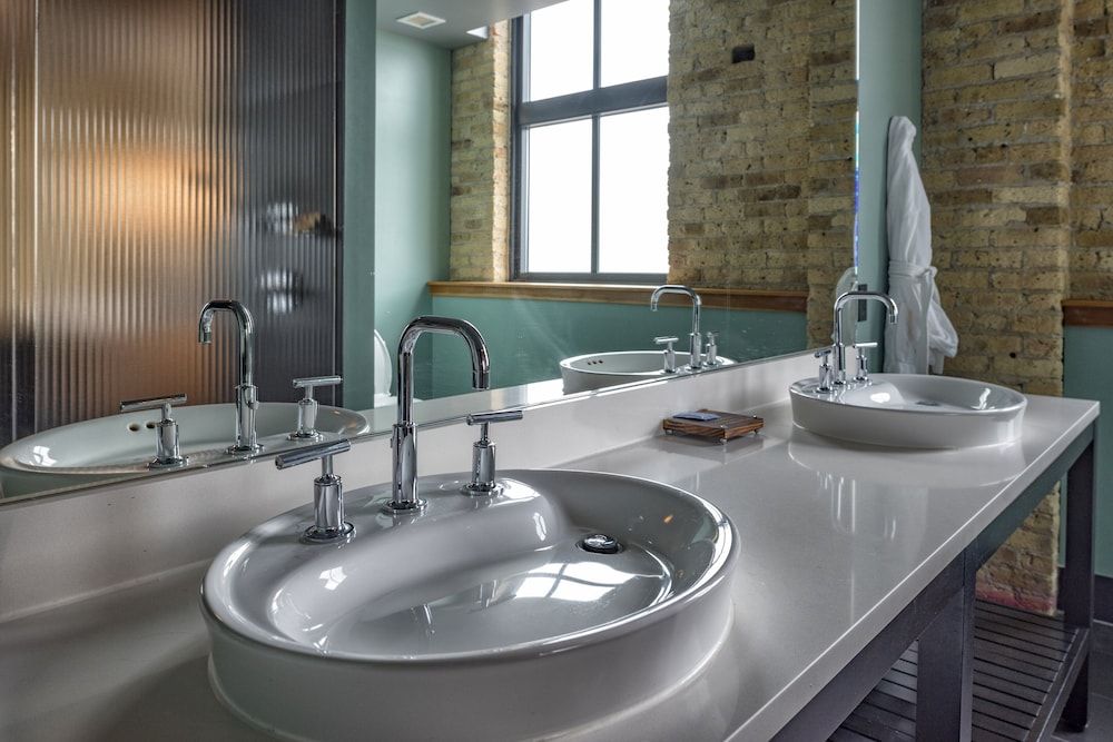 The Iron Horse Hotel Deluxe Room, 2 Queen Beds 6