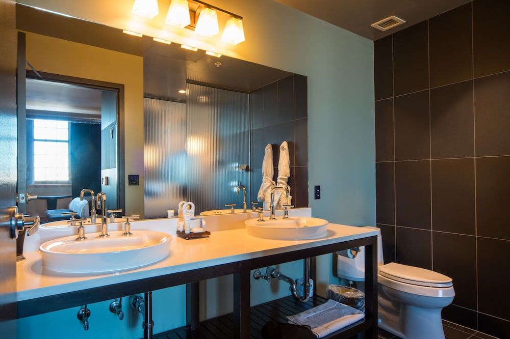 The Iron Horse Hotel Premium Studio Suite, City View 3