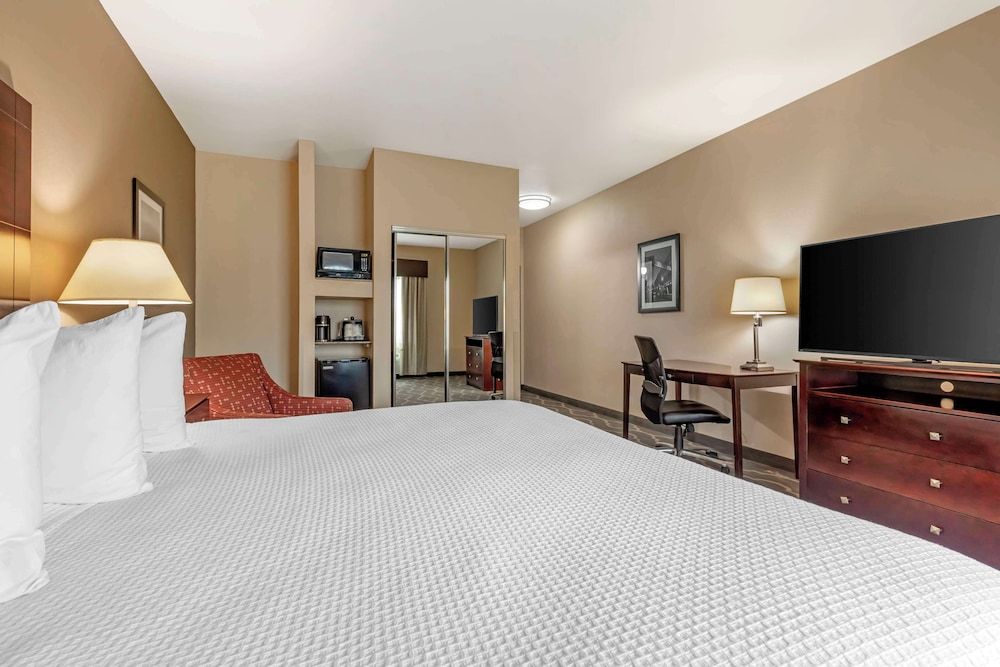 Best Western Plus Burleson Inn & Suites Standard Room, 1 King Bed, Accessible, Bathtub 4