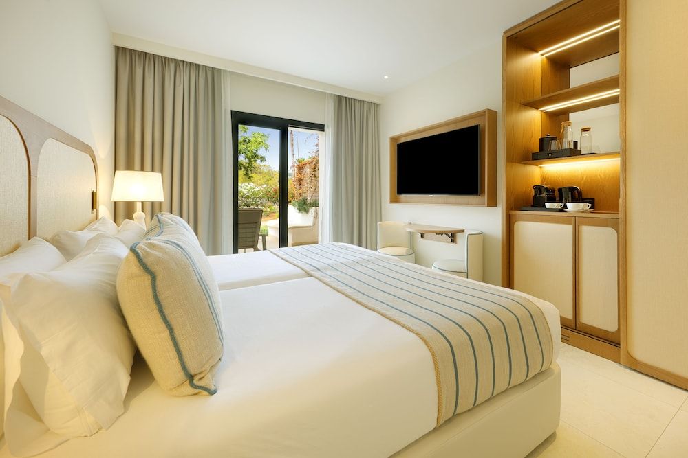 Deluxe Double Room Single Use (Signature Level, Cosy) - Club Access Included