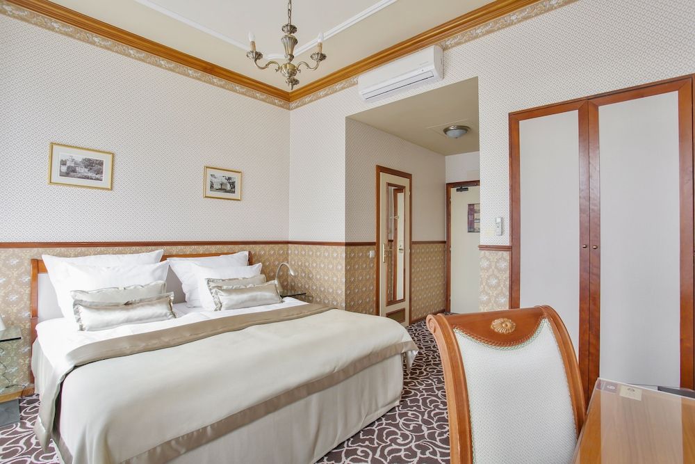 undefined Chateau St Havel 4