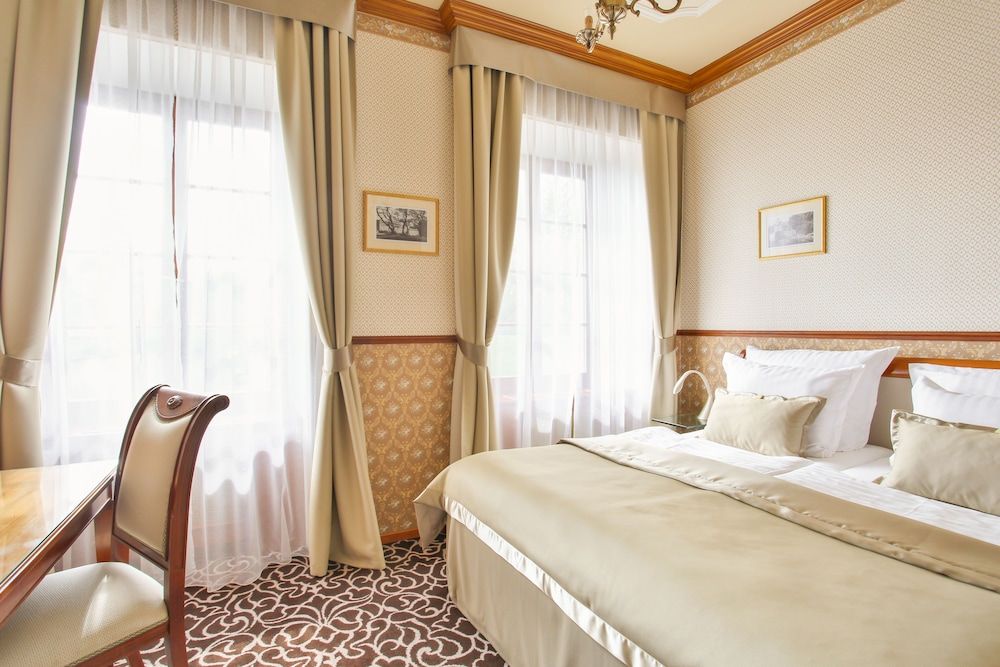 undefined Chateau St Havel 5