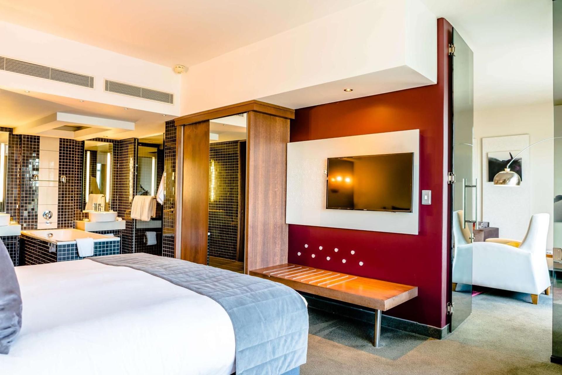 SUITE ROOM 1 KING BED NON SMOKING
