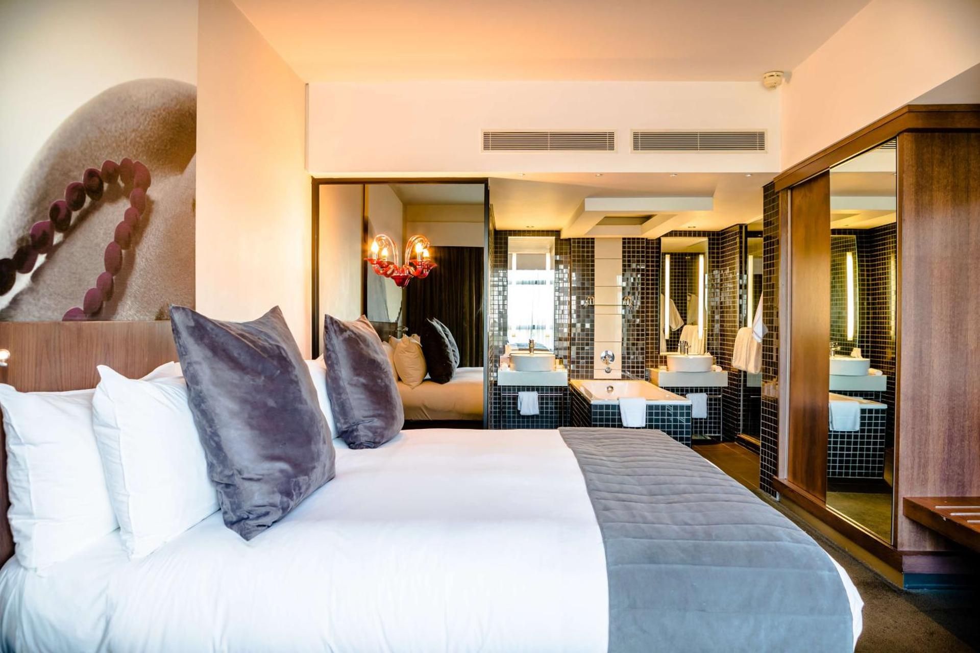 SUITE ROOM 1 KING BED NON SMOKING