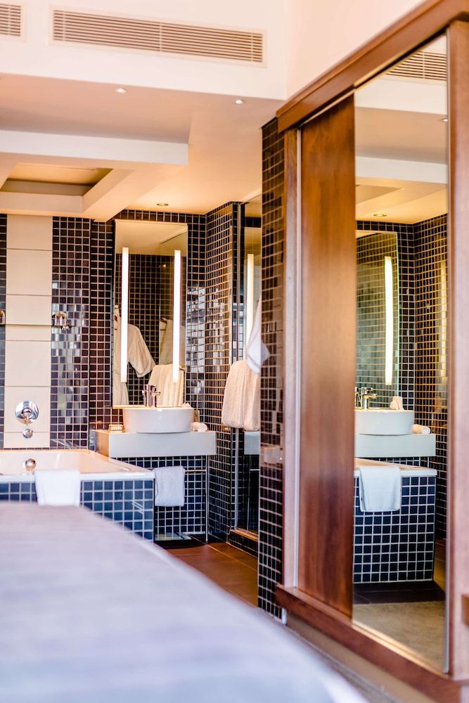 Southern Sun Rosebank, Johannesburg Suite 8