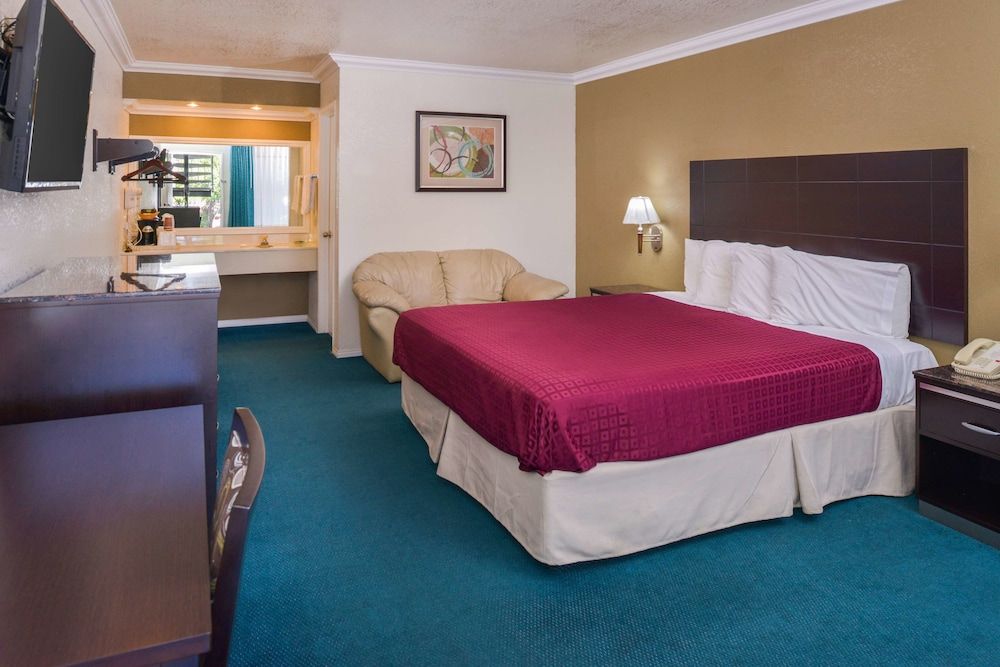 Atascadero Inn Standard Room, 1 King Bed, Non Smoking 2
