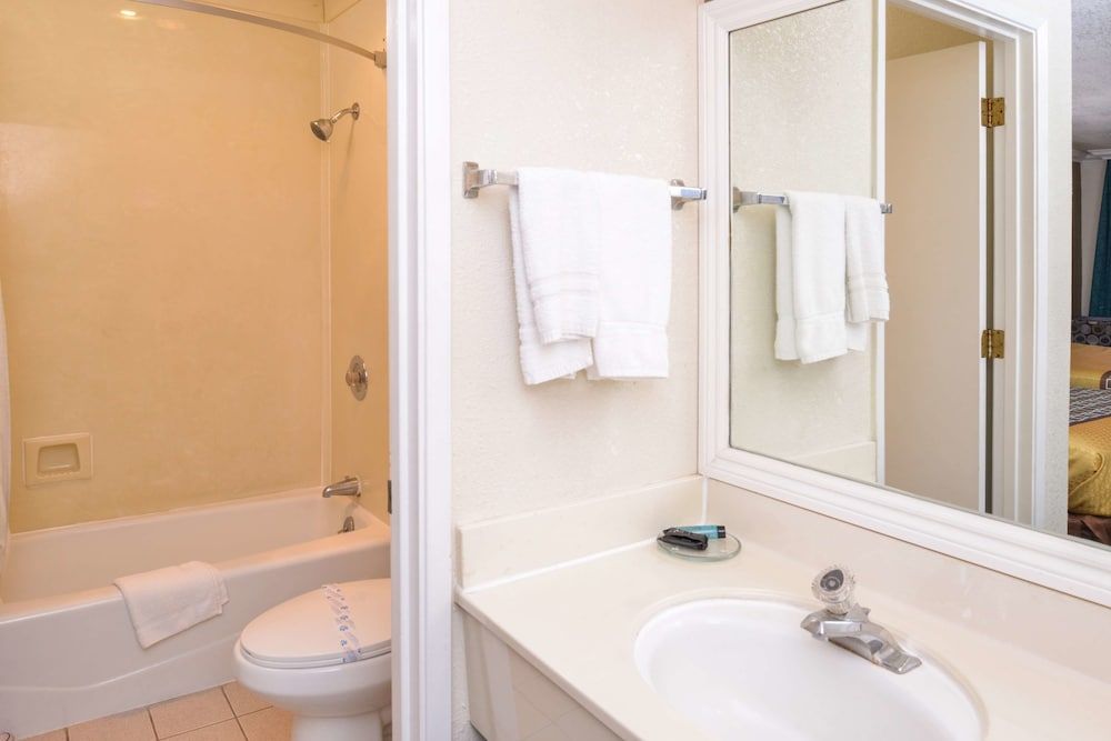 Atascadero Inn Standard Room, 1 King Bed, Non Smoking 4